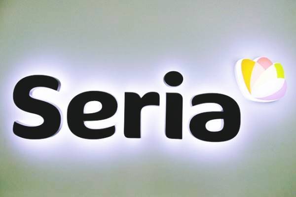 「インテリアに馴染むかも！」セリアの“スマホスタンド”は見た目も優秀って噂。