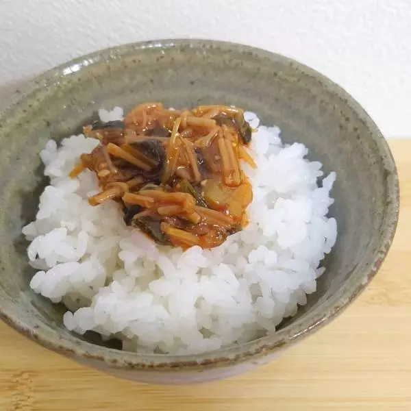 スリーコインズの食べるラー油野沢菜を乗せた白米