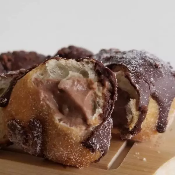 チョコクリームが中に入っているセブンのドーナツ