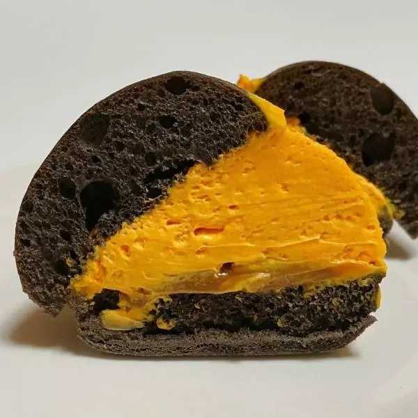 キャラメルソース＆アーモンド入りマリトッツォパンプキン