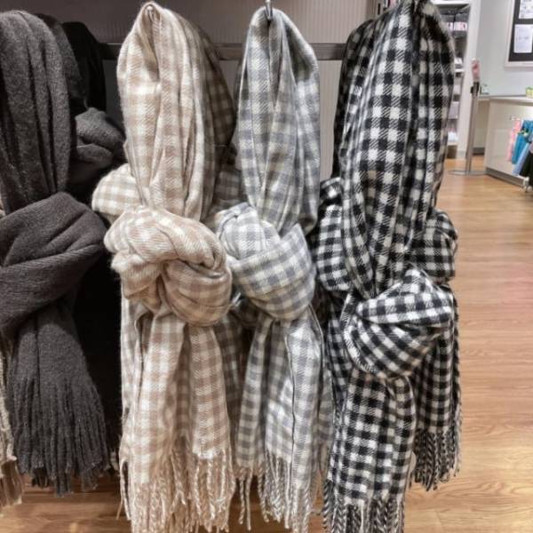 「肌寒い季節に！」スリコの“あったかマフラー”が使いやすいって噂♡