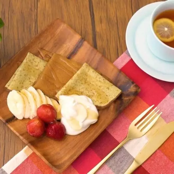 お皿に盛った、コストコ「平飼いたまごとカリフラワーパウダーのクレープ」とカットしたバナナといちご