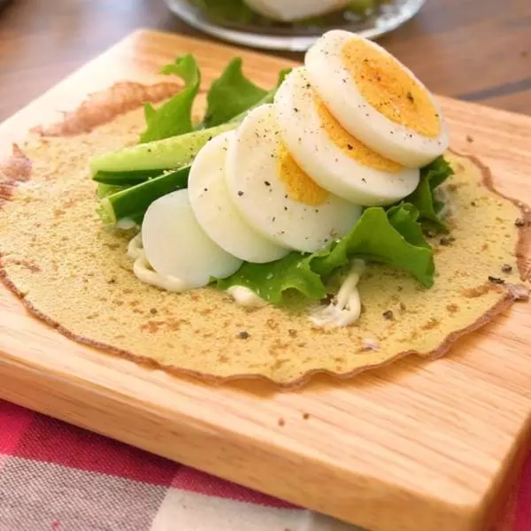 たまごと野菜をのせた、コストコ「平飼いたまごとカリフラワーパウダーのクレープ」