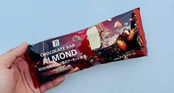 セブンイレブンのアーモンドチョコレートバー