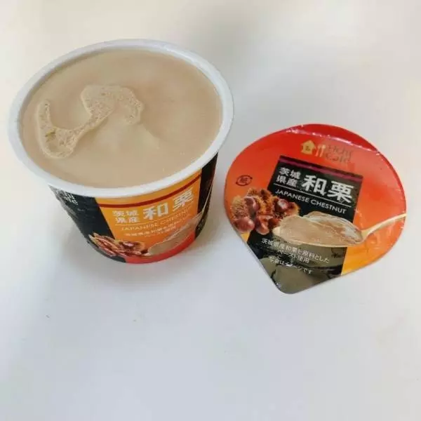 フタをあけたローソンの「茨城県産和栗アイス」