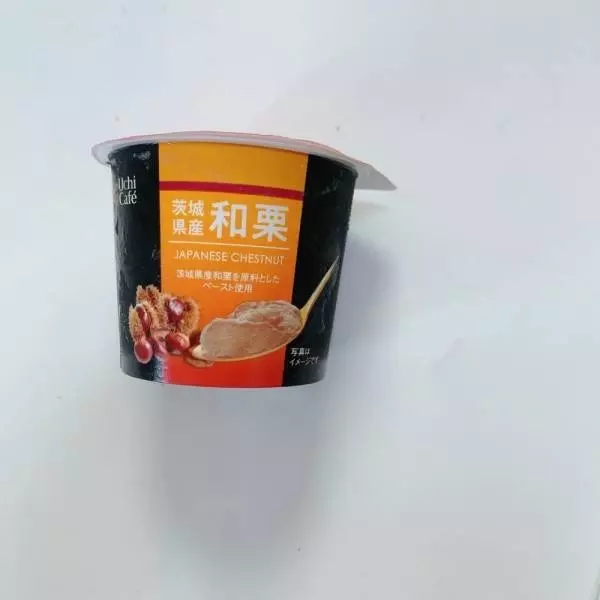 横から見たローソンの「茨城県産和栗アイス」のパッケージ