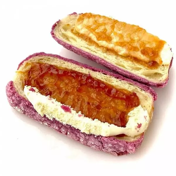 紫いもと黒みつのマカロンパンサンド