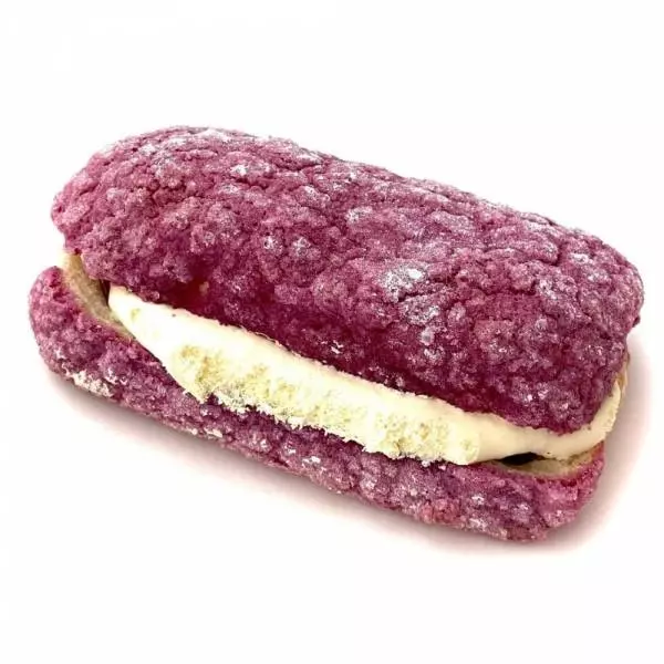 紫いもと黒みつのマカロンパンサンド