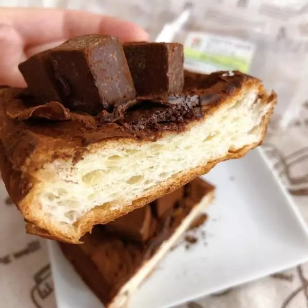 セブンイレブンの「くちどけショコラデニッシュ」の断面