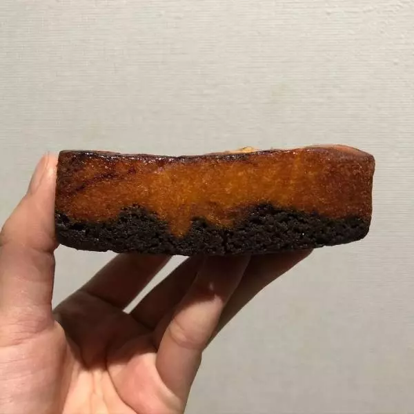 横から見たローソンの「焼ティラミスタルト」