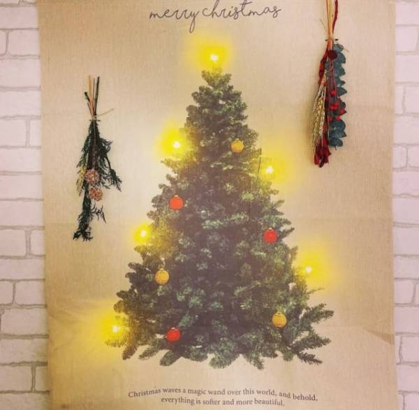 「お部屋をおしゃれに演出♡」スリコの“クリスマスタペストリー”をチェック！