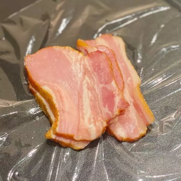 ラップの上に数枚出した、コストコの「アップルベーコン」