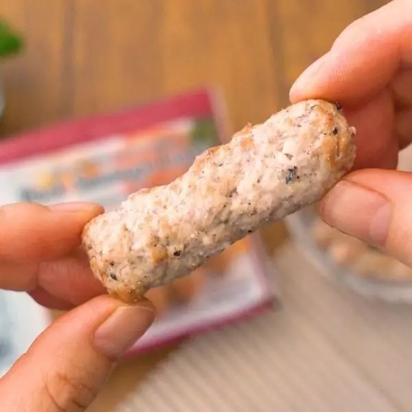 手に持ったコストコの「ポークソーセージリンクス」