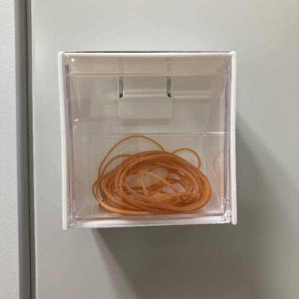 「シンプルかつ使い勝手抜群！」ダイソーの“マグネットスイングケース”が便利なんです！