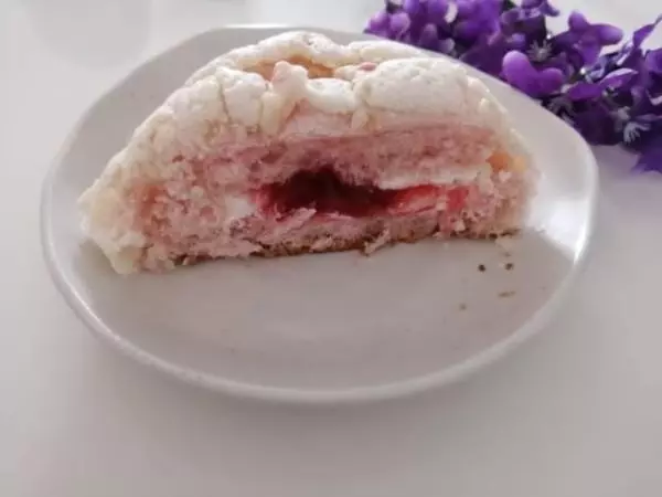 《ローソン》いちごメロンパンカットしたところ