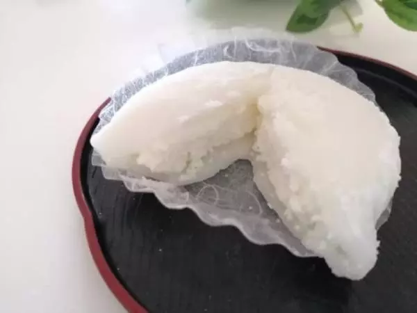 《セブンイレブン》レアチーズ大福カットしたところ