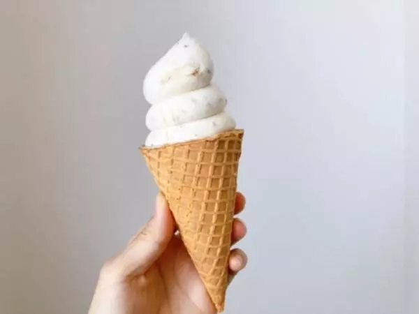 アーモンド好きさん必見の濃厚アーモンドワッフルコーン。