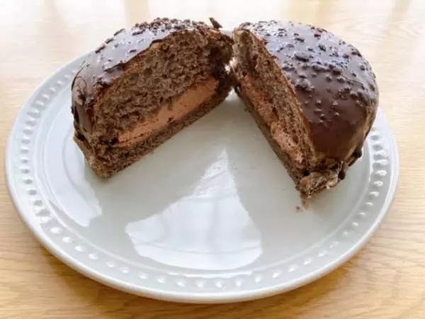 ダブルチョコクリームブレッドはさまざまな食感を楽しむことができます。