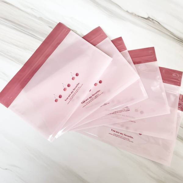 「お菓子やアクセの収納にも！」ダイソーの“新作バッグ”はデザインもかわいい♡