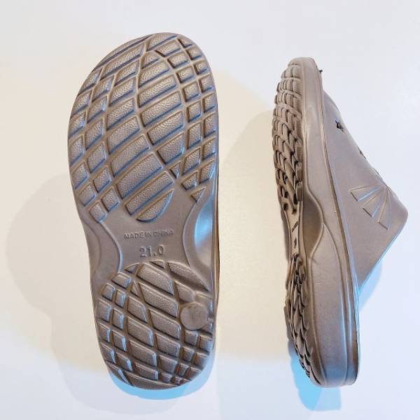 「軽くて履きやすい♡」セリアの“優秀サンダル”がクオリティ高い！