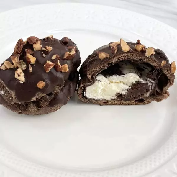 ブラウニーシュー生クリーム入り