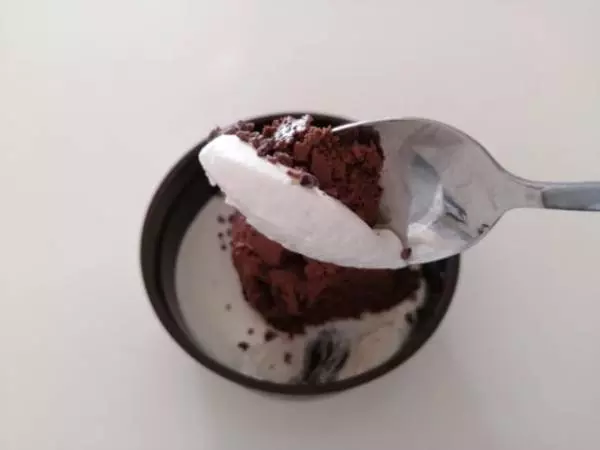 《ローソン》ムース・オ・ショコラスプーンですくったところ