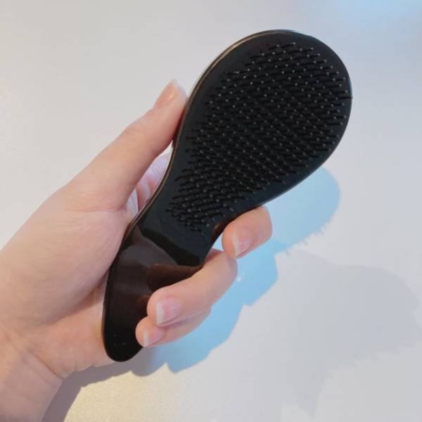 「100均のクオリティとは驚き…」ダイソーの“ヘアブラシ”が優秀なんです！