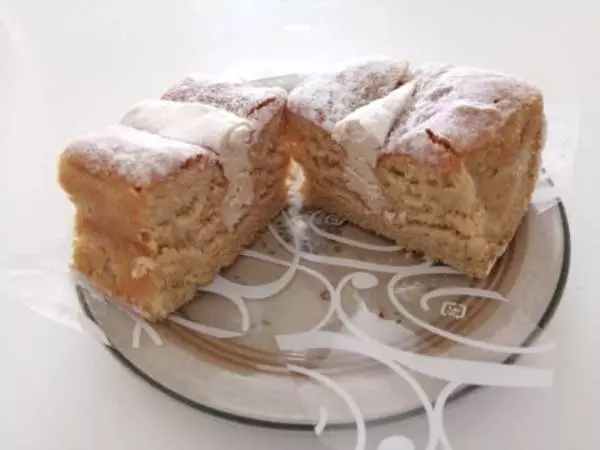 《ローソン》生クリーム入りシフォンケーキキャラメル断面