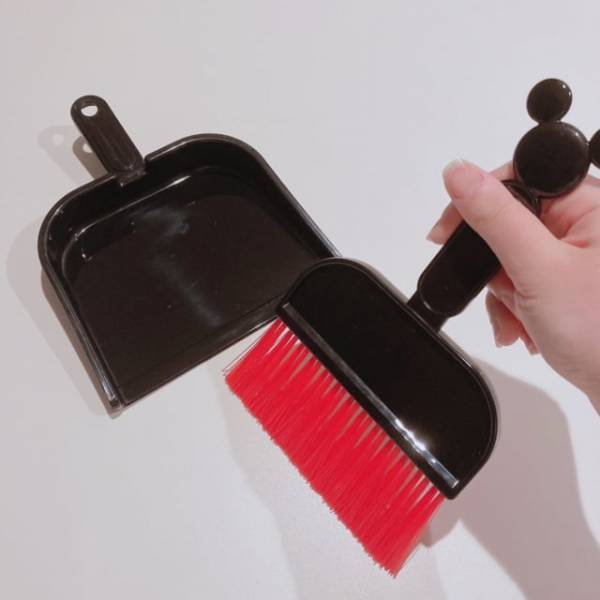 「パケ買いしたくなる可愛さ！」セリアの“ミッキーお掃除アイテム”はコンパクトで優秀♡