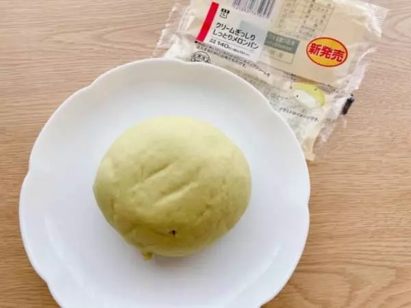 ローソンのクリームぎっしりメロンパンは、クリーム好きさん必見です。