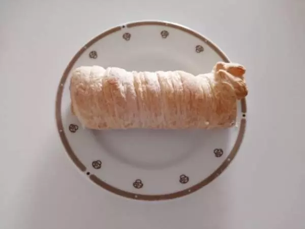 《ローソン》糖質オフのパイコロネクリームお皿の上