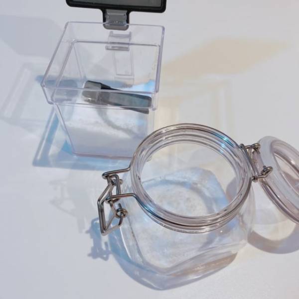 ガラスのような見た目なのに衝撃に強い…！？【セリア】の“PET保存容器”が超優秀！