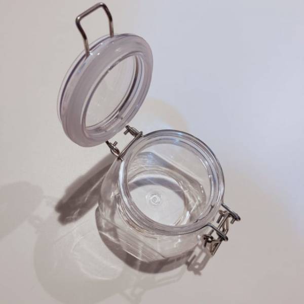 ガラスのような見た目なのに衝撃に強い…！？【セリア】の“PET保存容器”が超優秀！