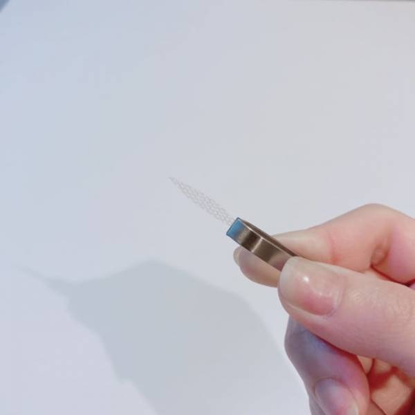 リーズナブルに試せて便利かも…！【セリア】の“アイテープ”に注目です！