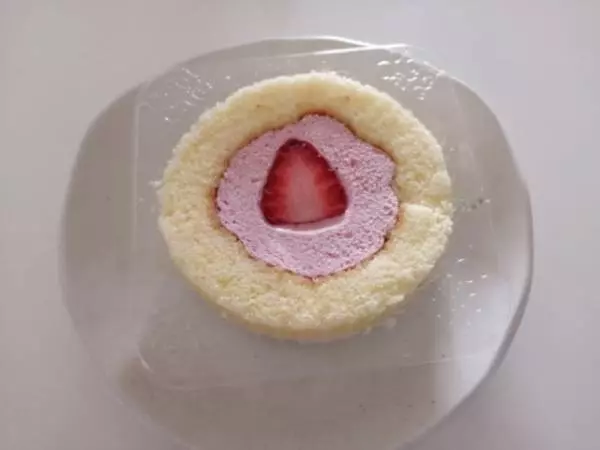 《ローソン》いちごロールケーキ皿の上