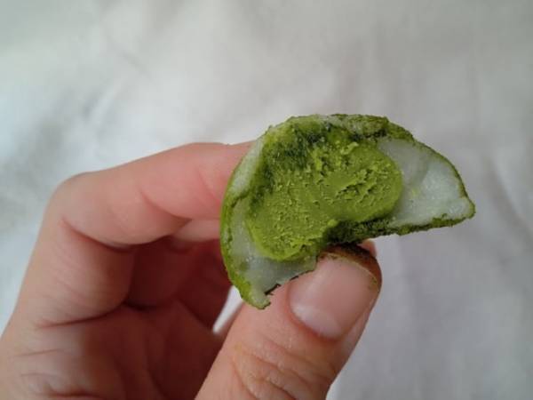 老舗茶舗が監修している本格派！【ファミマ】の新作“宇治抹茶の生チョコ餅”はもう食べた？