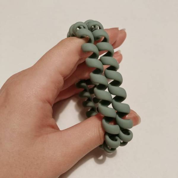 くるくるデザインがかわいい！【セリア】の“優秀ヘアゴム”で静電気軽減♪