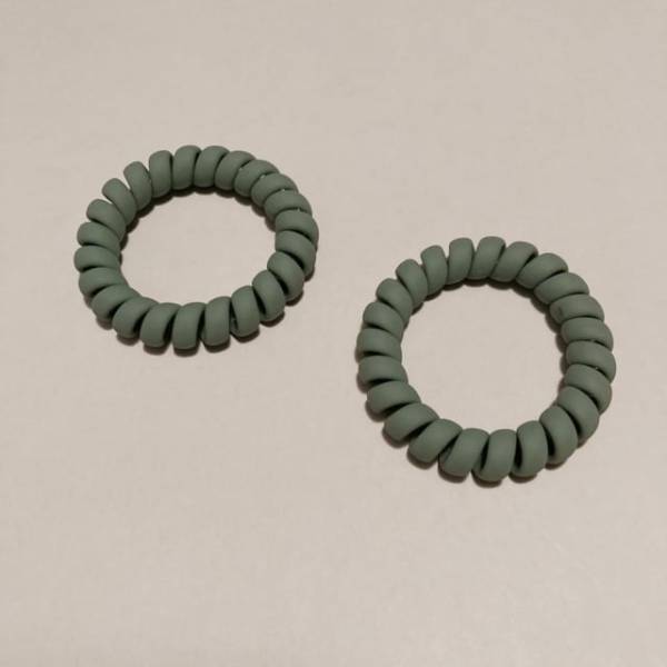 くるくるデザインがかわいい！【セリア】の“優秀ヘアゴム”で静電気軽減♪