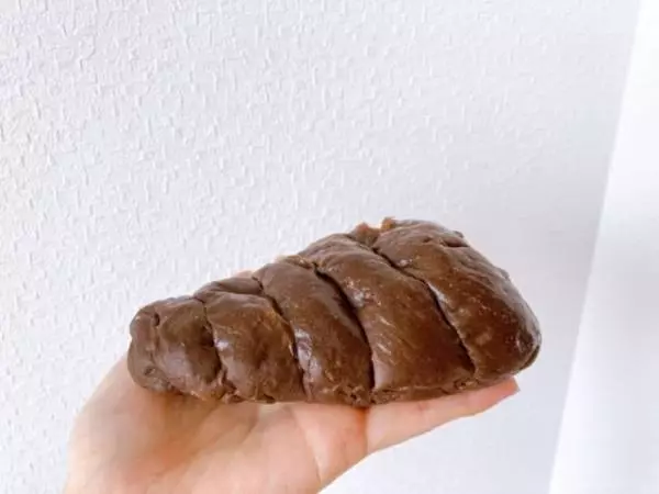 パンはふわっとしていて甘さ控えめの生地です。