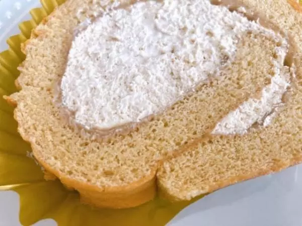 もっちりしっとり食感の黒糖スポンジ。