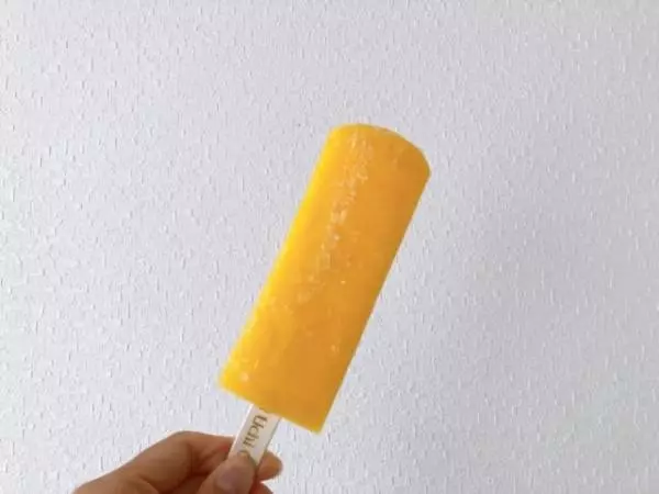 シンプルな見た目で、パッと明るいオレンジ色