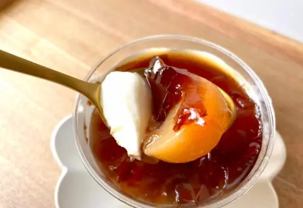 紅茶ジュレと桃のパンナコッタ