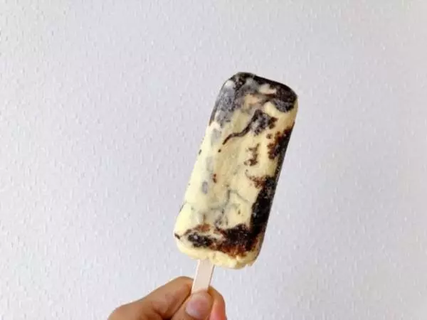 バニラアイスとクッキー入りチョコは相性ばっちり