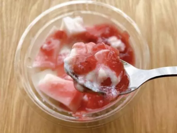 夏にぴったりなもっちりわらび餅練乳いちご