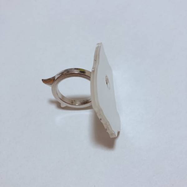 これも110円なの！？【セリア】の“にゃんこスマホリング”はスタンドとしても使えちゃう♪