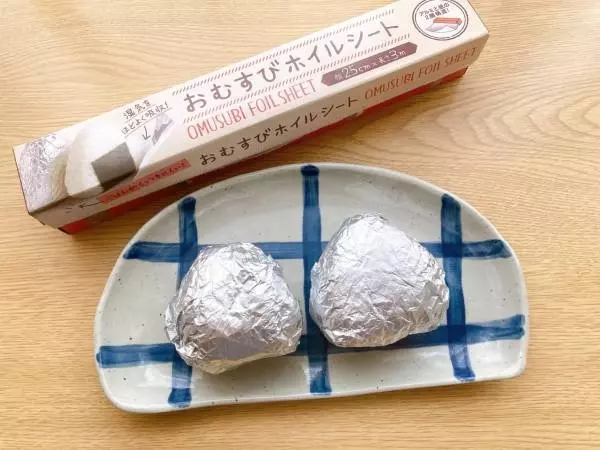 「お米の粒がつきにくい！」【キャンドゥ】の&rdquo;おむすびホイルシート&rdquo;はお弁当作りの強い味方！？