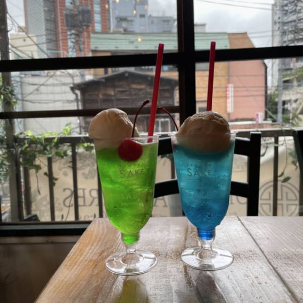 「お酒の上にお酒のアイス！？」新感覚の”大人のクリームソーダ”が三茶に誕生！