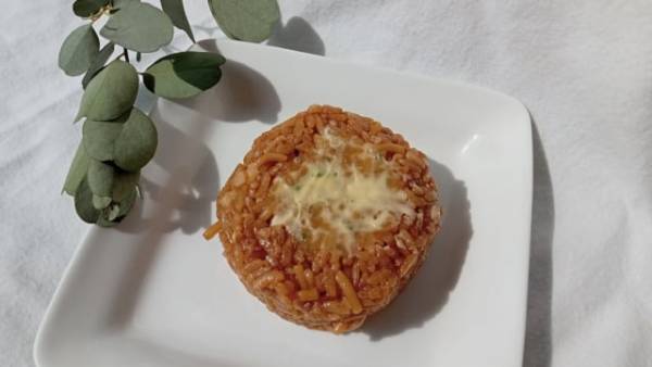 「麺のもちっと食感も楽しめる！」【セブン】の”そばめしおむすび”は食べ応えあり！