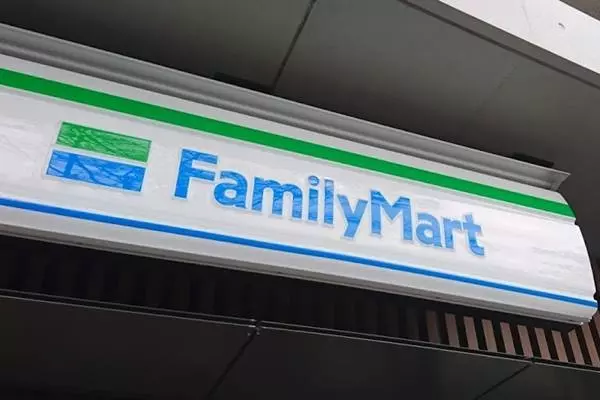 「甘さ控えめねっとり食感♡」【ファミマ】の新作パンはボリューム満点で食べ応え◎