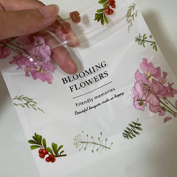 「ポーチ代わりにも♪」【セリア】ボタニカル側ジッパーバッグで小物をひとまとめに！